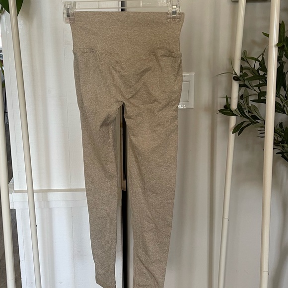 Amazon ribbed high waisted V-back leggings - Picture 4 of 4